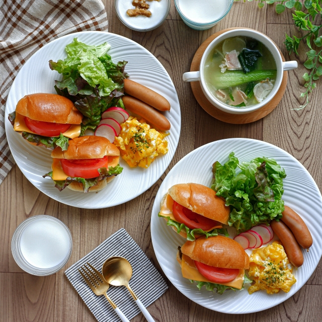 トースターで食パンと目玉焼きを同時に焼いている様子